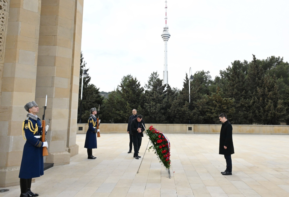 Moldova’s Deputy PM visits Alley of Martyrs in Baku