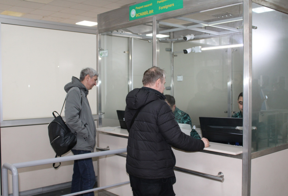 Rusiya səfirliyinin nümayəndələri İranı Azərbaycan vasitəsilə tərk ediblər