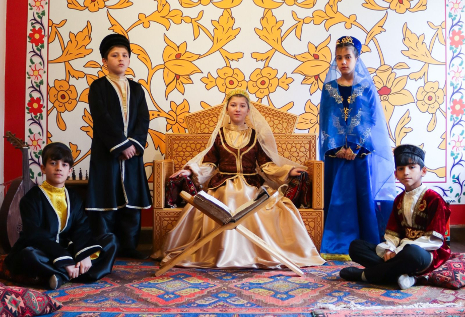 Şəki Xalq Tətbiqi Sənəti Muzeyində uşaq evi sakinlərinin iştirakı ilə səhnəcik nümayiş olunub