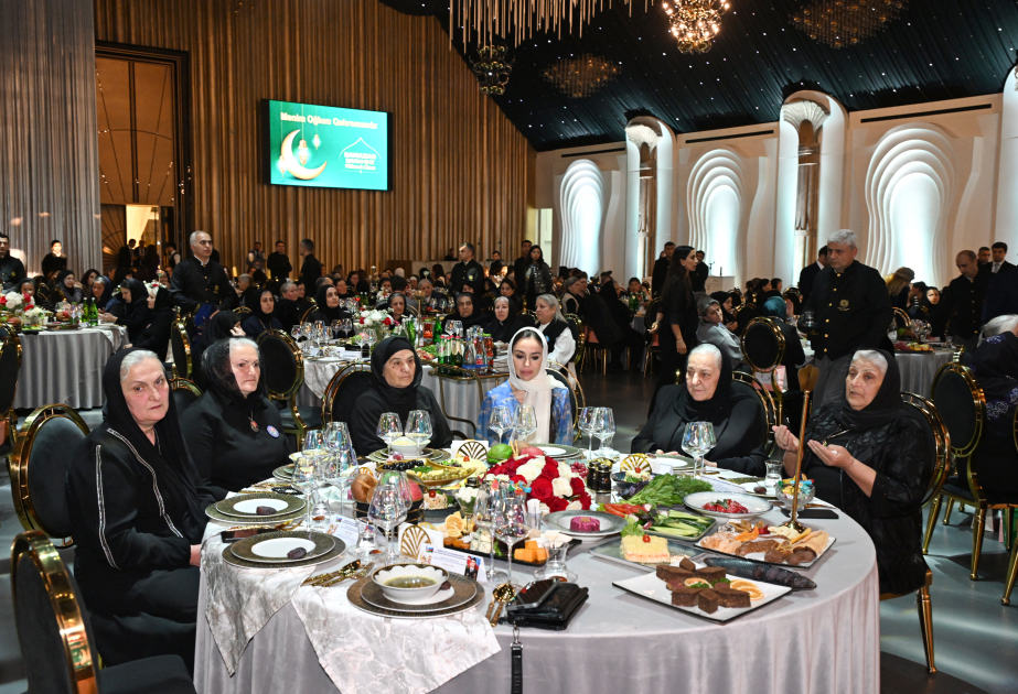 Iftar-Zeremonie mit Müttern gefallener Soldaten in Baku