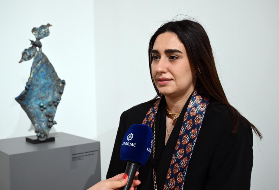 Gənc rəssam: Əsərin abstrakt forması təbiətdəki axıcı strukturları xatırladır