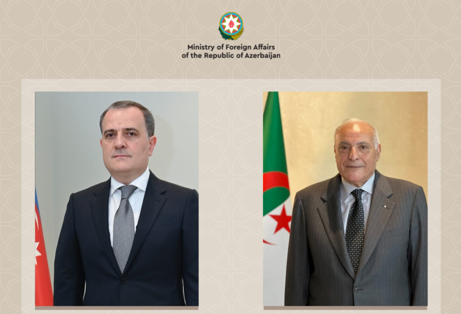 Los Ministros de Asuntos Exteriores de Azerbaiyán y Argelia mantienen una conversación telefónica