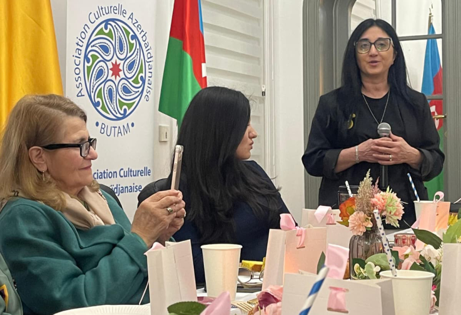 Azərbaycanlı xanımlar Brüsseldə bir araya gələrək xatirə tablosu yaratdılar