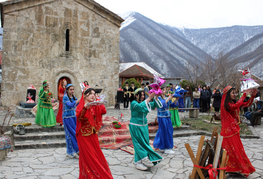 Dağlar qoynunda Yel çərşənbəsi: Şəkidəki Alban məbədində çərşənbə tonqalı qalandı  FOTO VİDEO