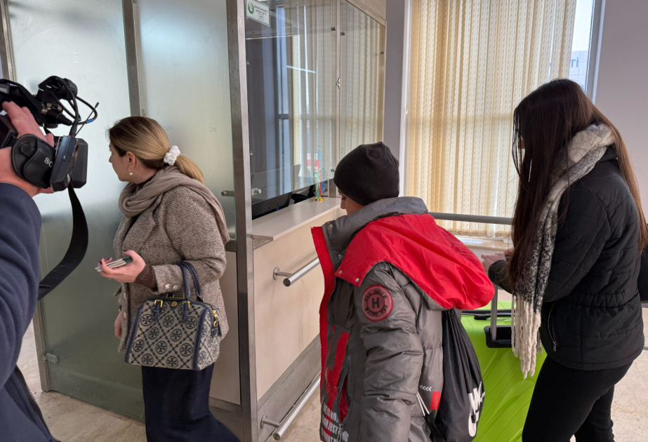 Familia azerbaiyana evacuada desde Irán