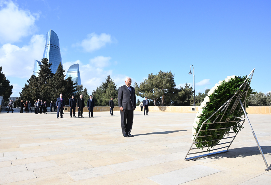 EU-Ratspräsident besucht Märtyrerallee in Baku