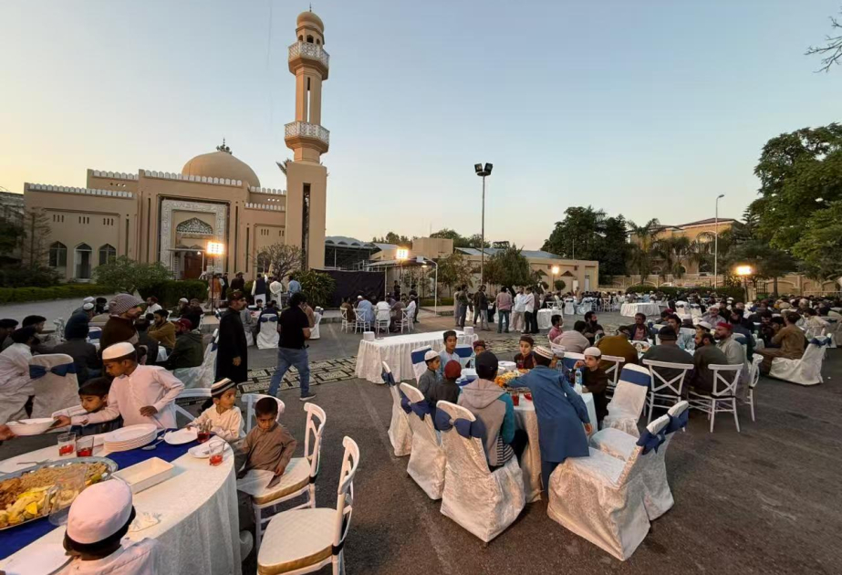 Azerbaijan organizes iftar dinner for students in Pakistan