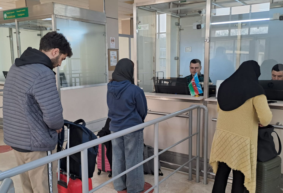 إجلاء 15 شخصا إضافيا من إيران إلى أذربيجان