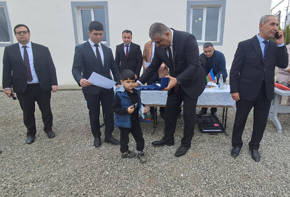 El primer grupo de residentes reubicados en la aldea de Khanoba, en el distrito de Khojavand, recibe las llaves de sus viviendas