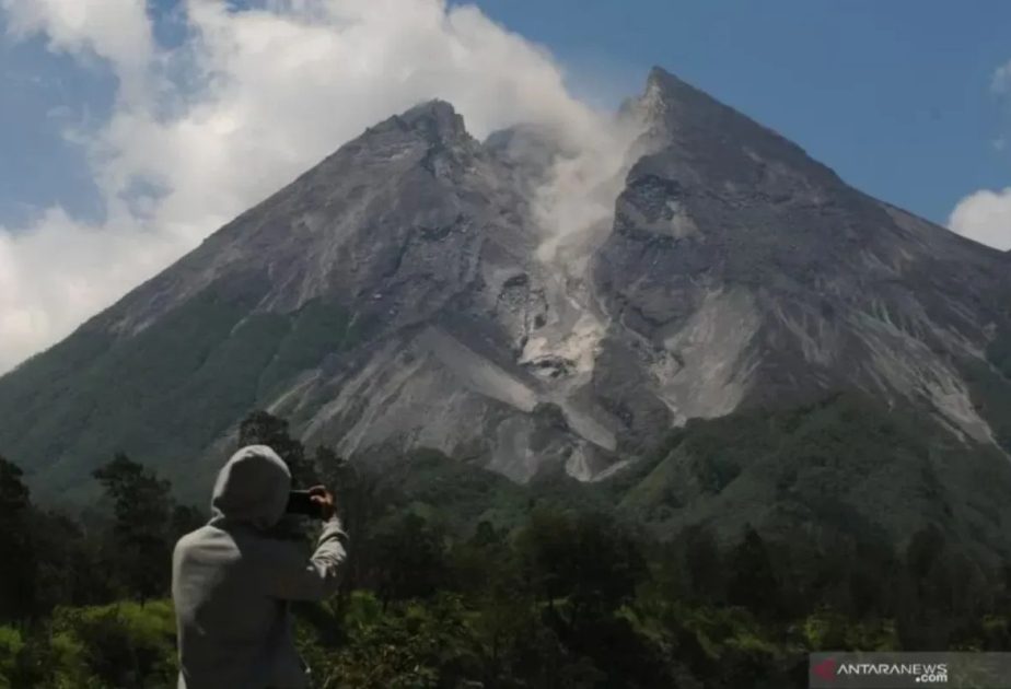 Merapi erupts, sends pyroclastic flows up to 1.6 km southwest