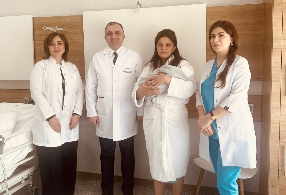 В Азербайджане женщина родила двоих детей после пересадки почки