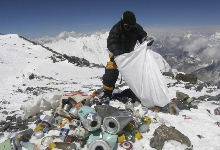 Everest clean-up: New 2kg waste mandate begins this spring