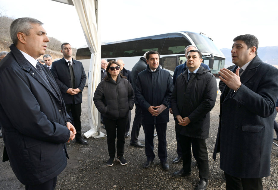 Koordinationsstab informiert sich über Infrastrukturkonzept der Azikh-Höhle