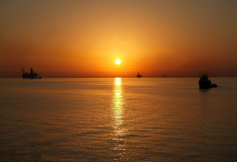 Azerbaijani oil price drops by $1 in global markets VIDEO