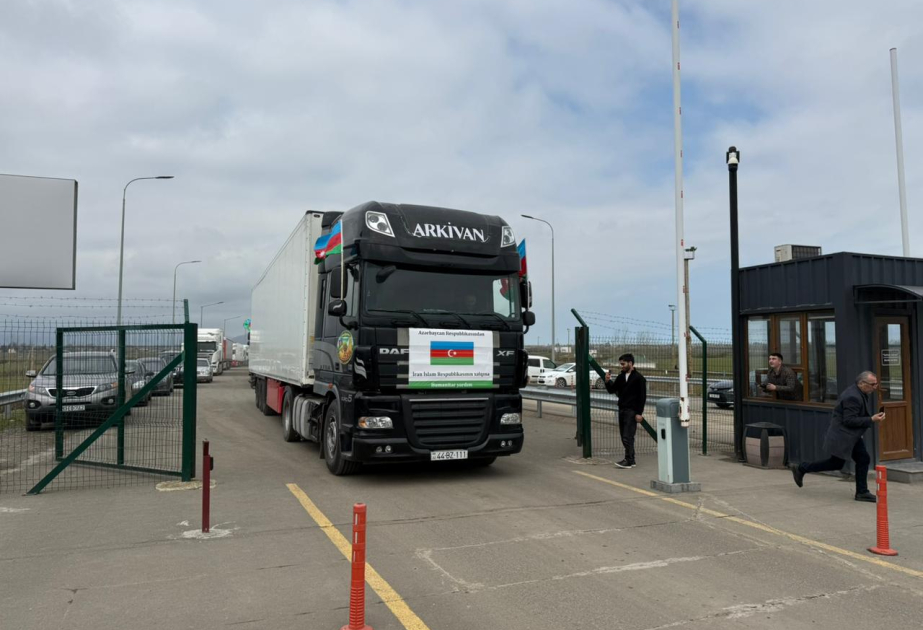 Azərbaycanın İrana göndərdiyi humanitar yardımı daşıyan yük maşınları sərhəddən keçib FOTO VİDEO