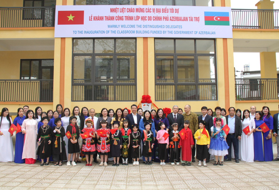 Azerbaiyán dona un edificio escolar a los estudiantes del pueblo de Lukyen, afectado por un tifón en Vietnam