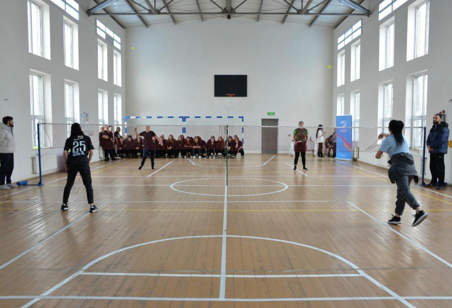 Qadın və yeniyetmə məhkumlar badminton yarışında mübarizə aparıblar