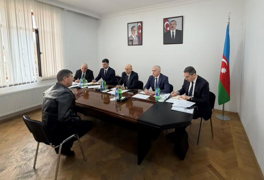 Energetika naziri Ağsuda vətəndaşların müraciətlərini dinləyib
