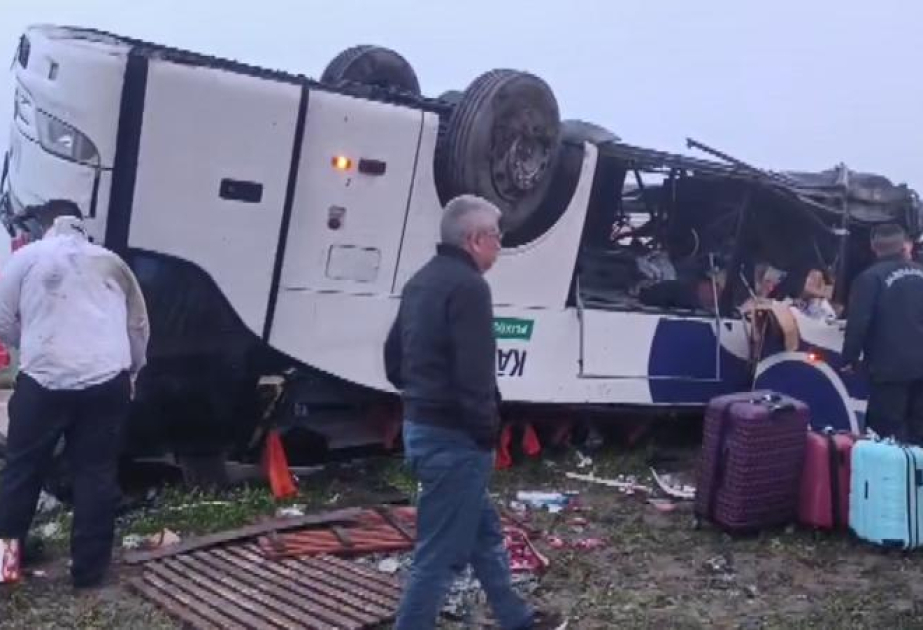 В турецкой Адане перевернулся автобус: 2 погибших, 19 раненых