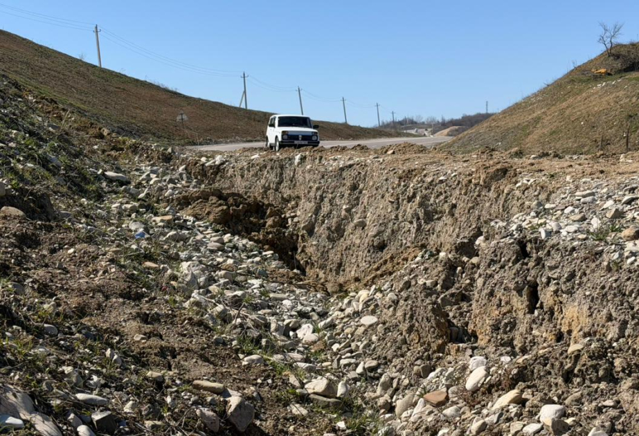 На защитной полосе автодороги Муганлы-Исмаиллы произошел оползень  ФОТО