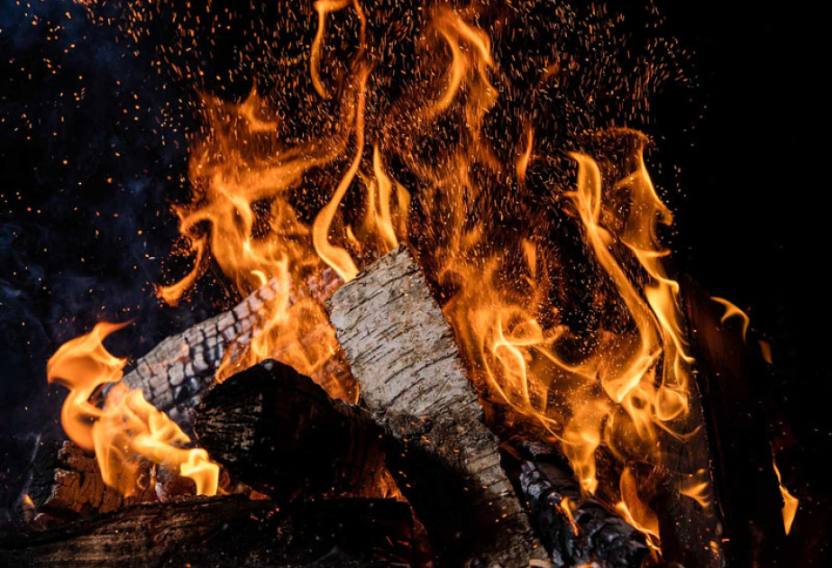 Sumqayıtda tonqal yandırılan zaman partlayış baş verib, 10 nəfər xəsarət alıb