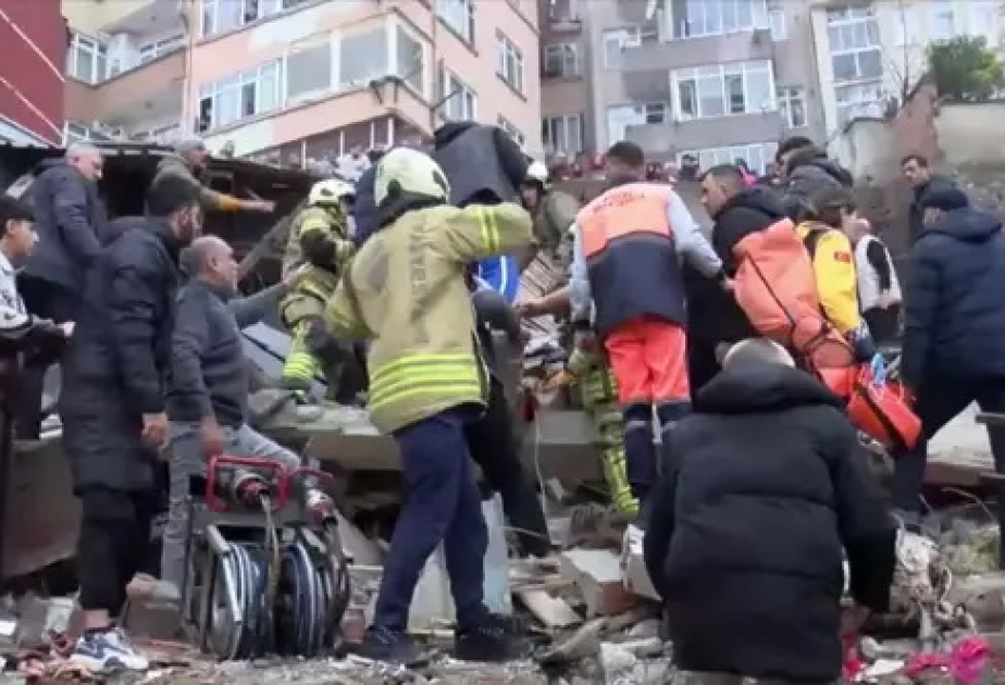İstanbulda iki bina çöküb, dağıntılar altında qalanlar var