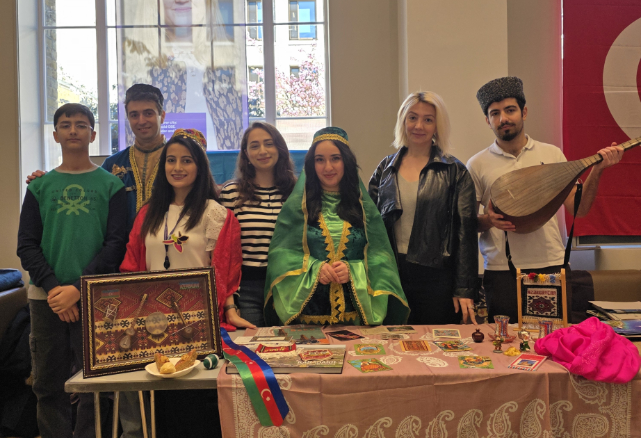 Novruz-Stand zu Aserbaidschan am University College London eingerichtet