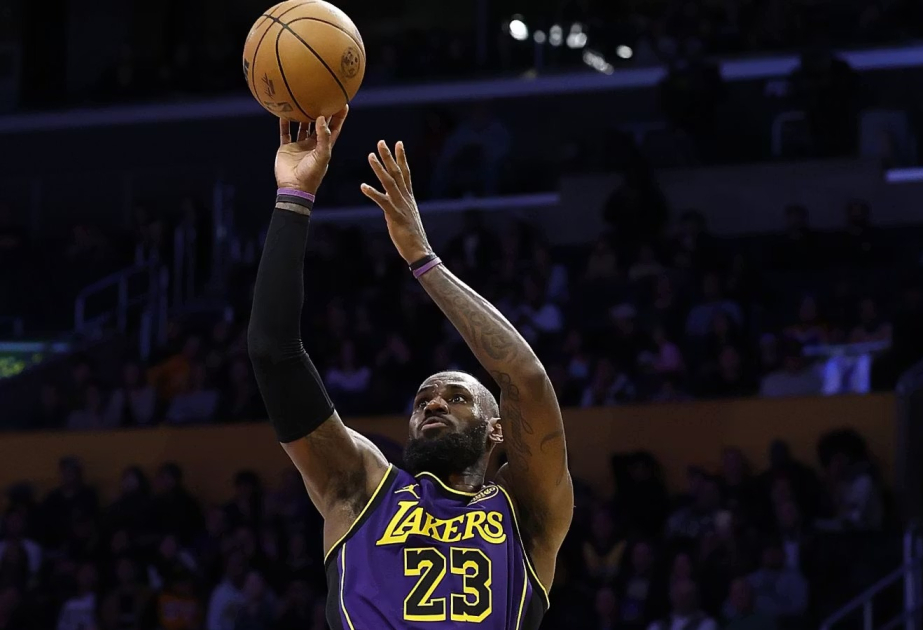 James sets NBA appearance record in late Lakers win