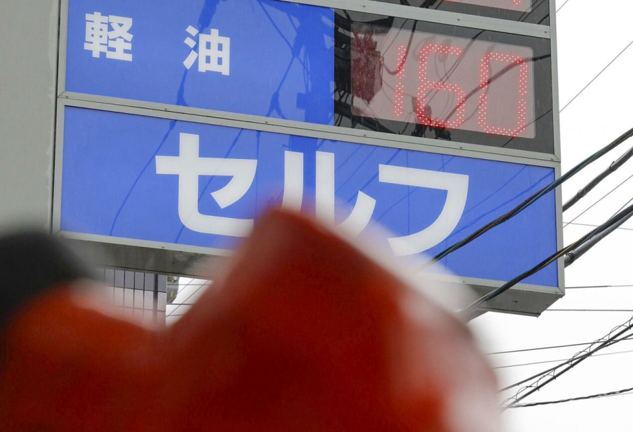 Japan gasoline price falls to 177.70 yen from record high due to subsidy