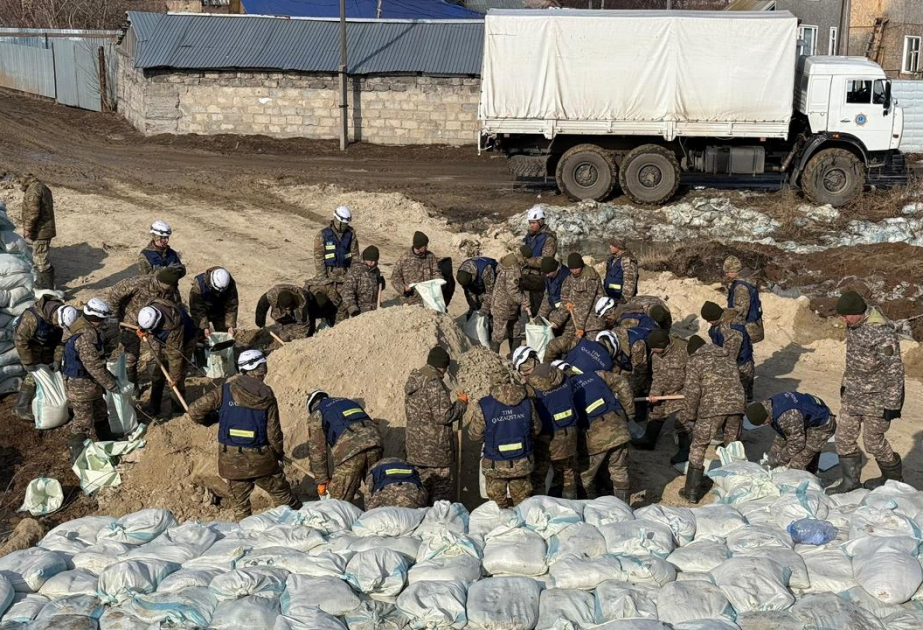 Qazaxıstanda FHN hərbçiləri daşqın təhlükəsinə qarşı tədbirlər görür