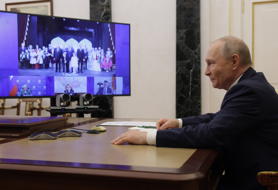 Putin weiht aserbaidschanisches Theater in Derbent ein