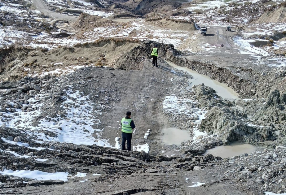 Güclü yağışlar Lahıc–Dəmirçi yolunda torpaq sürüşməsinə səbəb olub