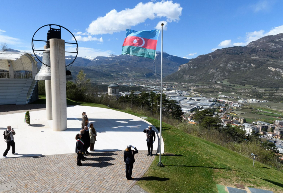 Le drapeau azerbaïdjanais flotte sur la colline de Miravalle en Italie