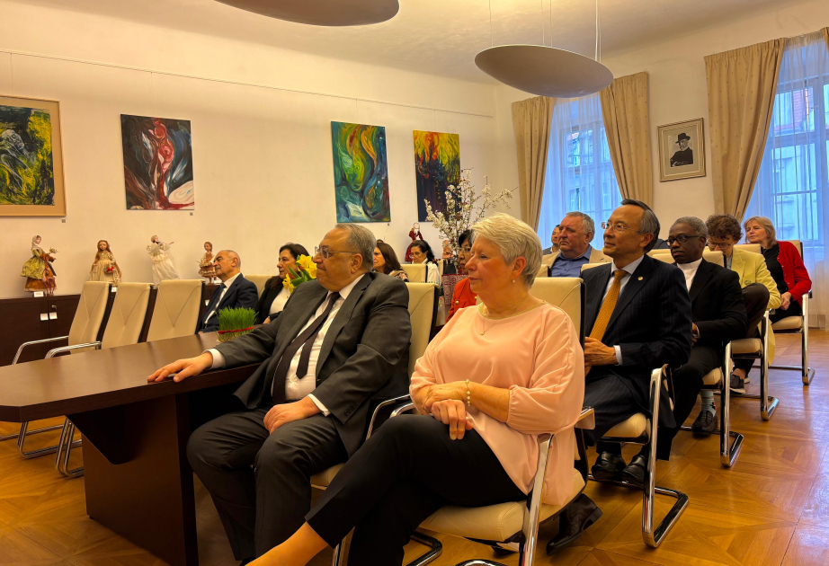 Praqada “Novruz və Pasxa kuklaların gözü ilə” sərgisi