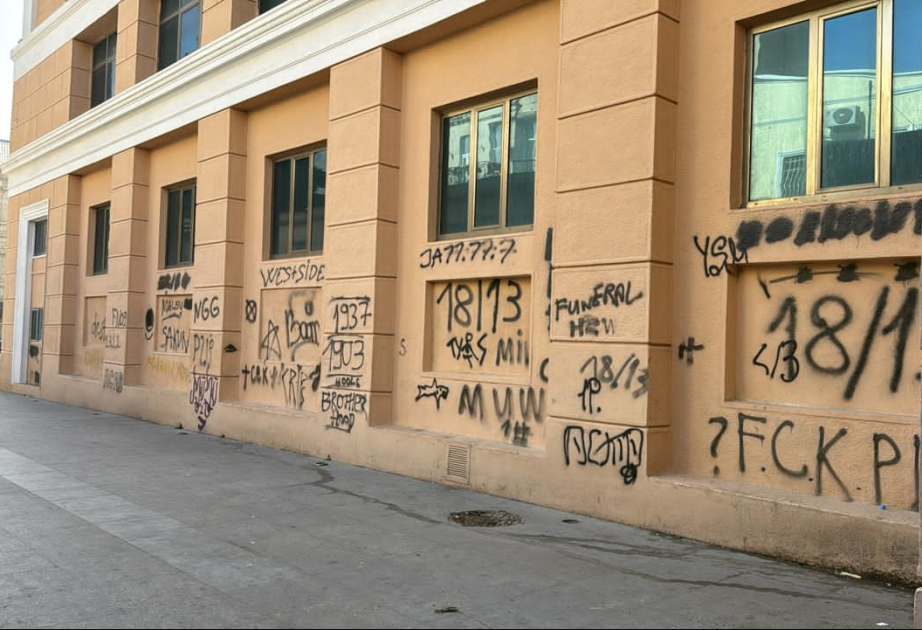 Nizami Kino Mərkəzinin fasadına yazı yazan şəxslərin müəyyənləşdirilməsi üçün hüquq-mühafizə orqanlarına müraciət olunub