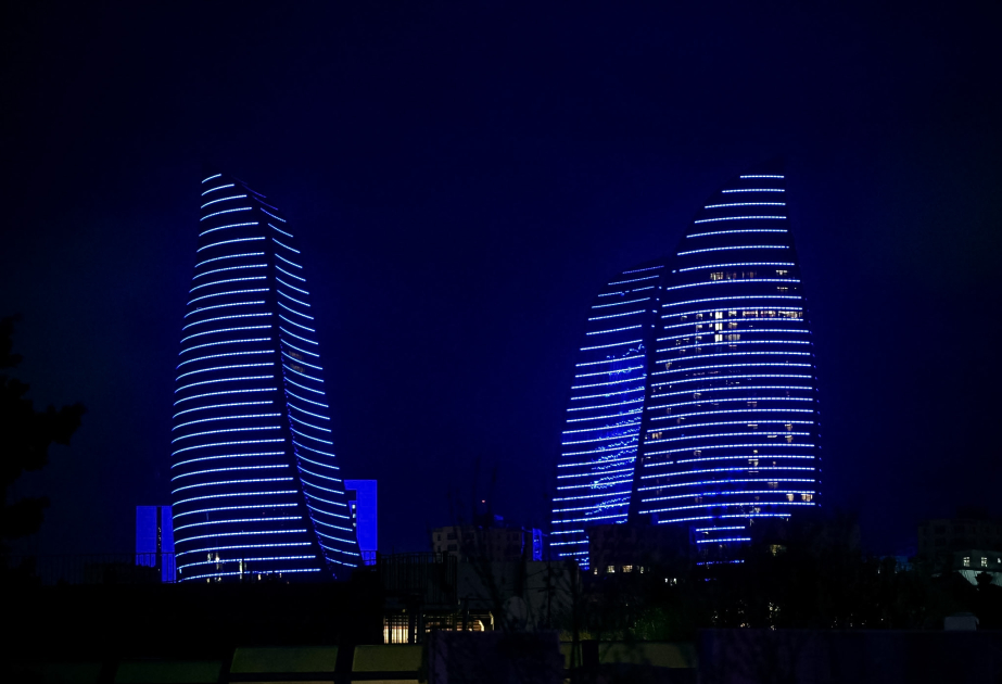 Varios edificios y monumentos arquitectónicos de la capital se iluminan de azul