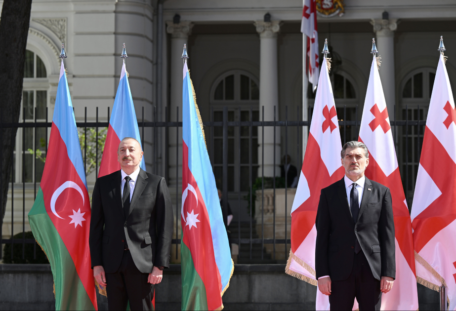 Se celebra en Tiflis la ceremonia oficial de bienvenida al Presidente Ilham Aliyev