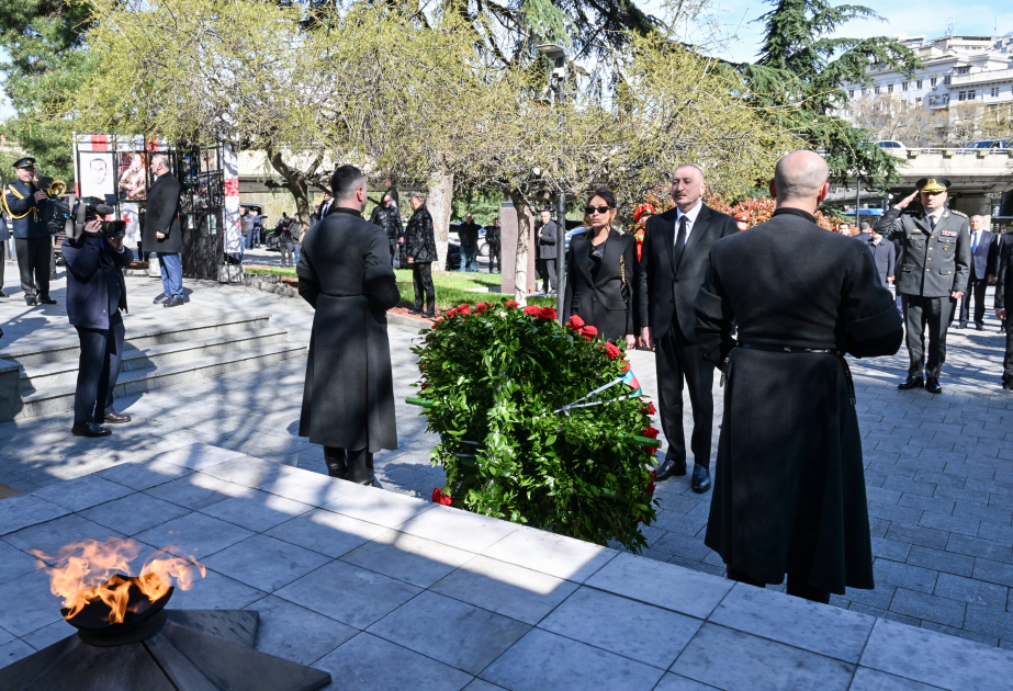 Präsident Ilham Aliyev besucht Helden-Gedenkstätte in Tiflis VIDEO