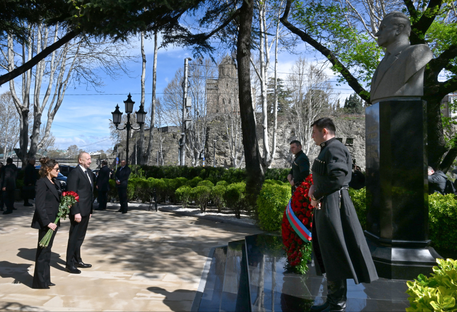 President Ilham Aliyev visited statue of National Leader Heydar Aliyev in Tbilisi VIDEO