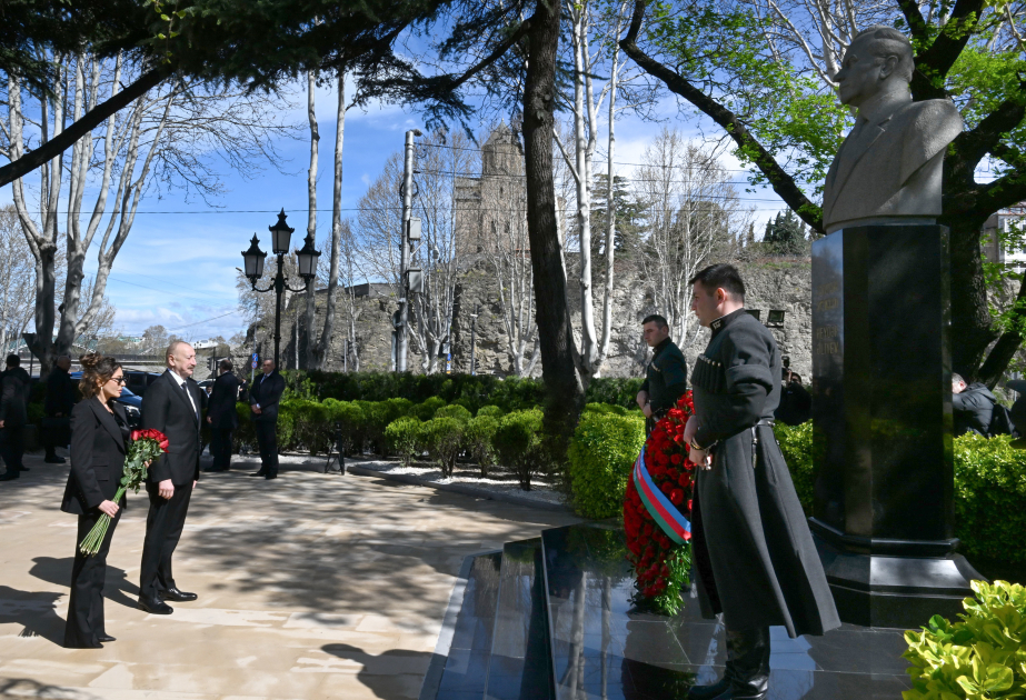 Tbilissi : le président Aliyev se recueille devant la statue du Leader national Heydar Aliyev VIDEO