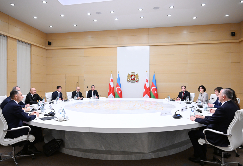 Präsident Ilham Aliyev hält erweitertes Treffen Georgiens Premierminister Irakli Kobakhidze ab VIDEO