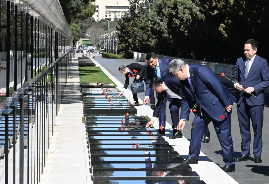 Une délégation kazakhe visite l’Allée des Martyrs et le Parc de la Victoire