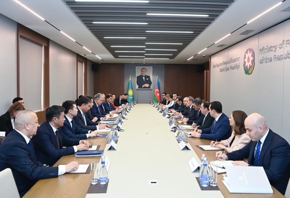 Außenminister Aserbaidschans und Kasachstans beraten über regionale Fragen