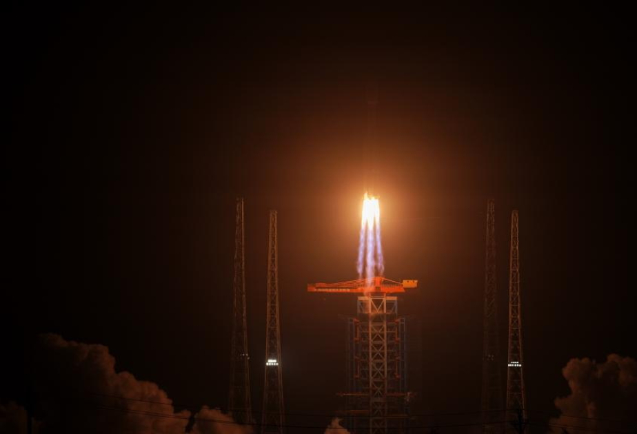 Chinas Rakete „Langer Marsch-8“ startet neue Internetsatelliten