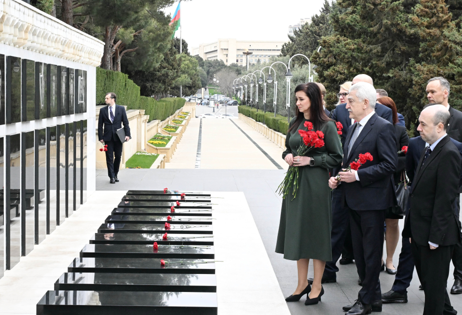 La Première ministre lituanienne visite l’Allée des Martyrs à Bakou