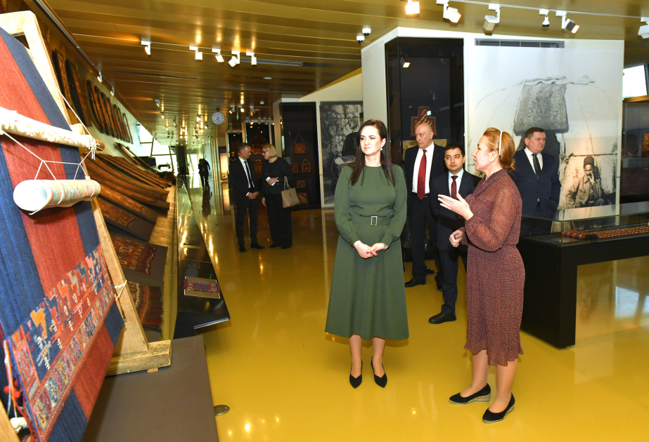Litauens Premierministerin besucht Nationales Teppichmuseum in Baku