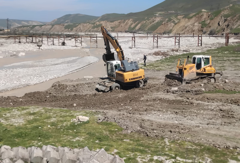 Siyəzəndə selin uçurduğu körpüyə alternativ yol çəkilir