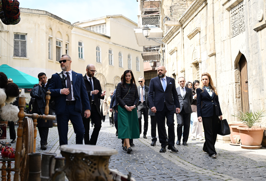 La Primera Ministra de Lituania visita Icherisheher