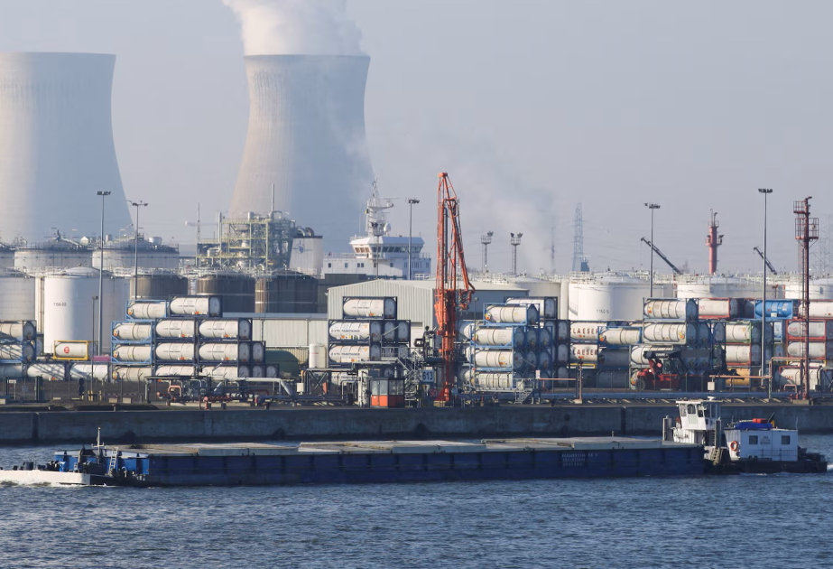 Oil spill disrupts operations at Belgium's Antwerp port