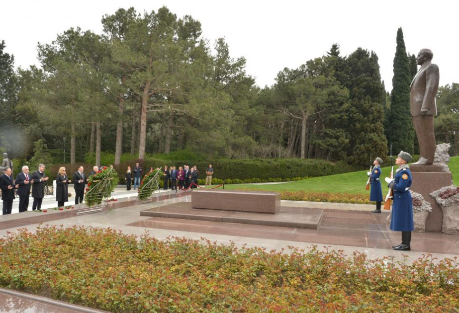 Parliamentarians from Türkiye and Northern Cyprus visit Alley of Honors and Victory Park